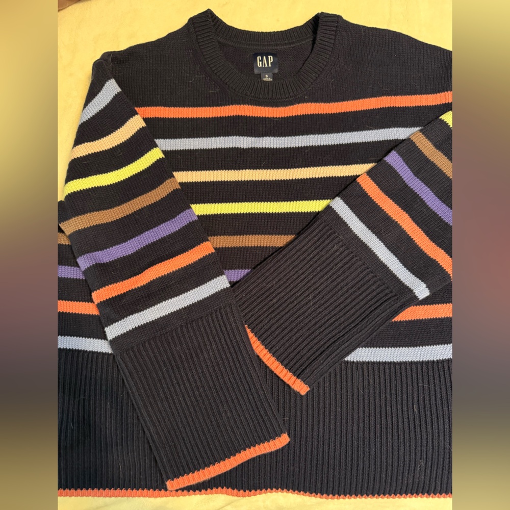 Gap Women’s Cropped sweater, wide sleeves. Size small.